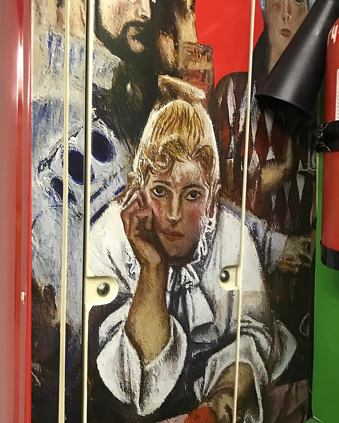 Salah satu karya seni yang ditampilkan di sudut dinding kereta.