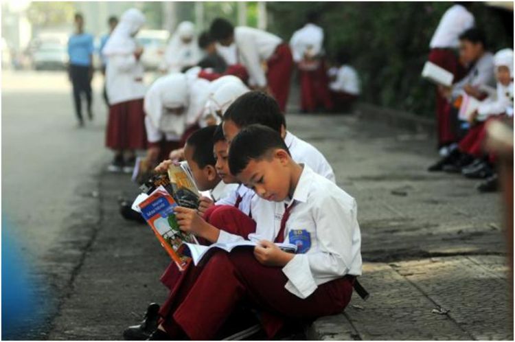 Biasakan membaca buku satu buku sehari.