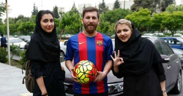 Messi alias Reza dari Iran berfoto bersama penggemarnya.